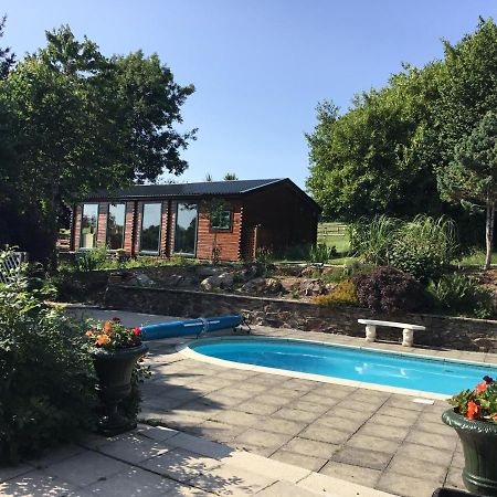 Tudor Lodge With Pool & Bbq Cabin 리스커드 외부 사진