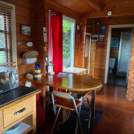 Tudor Lodge With Pool & Bbq Cabin 리스커드 외부 사진
