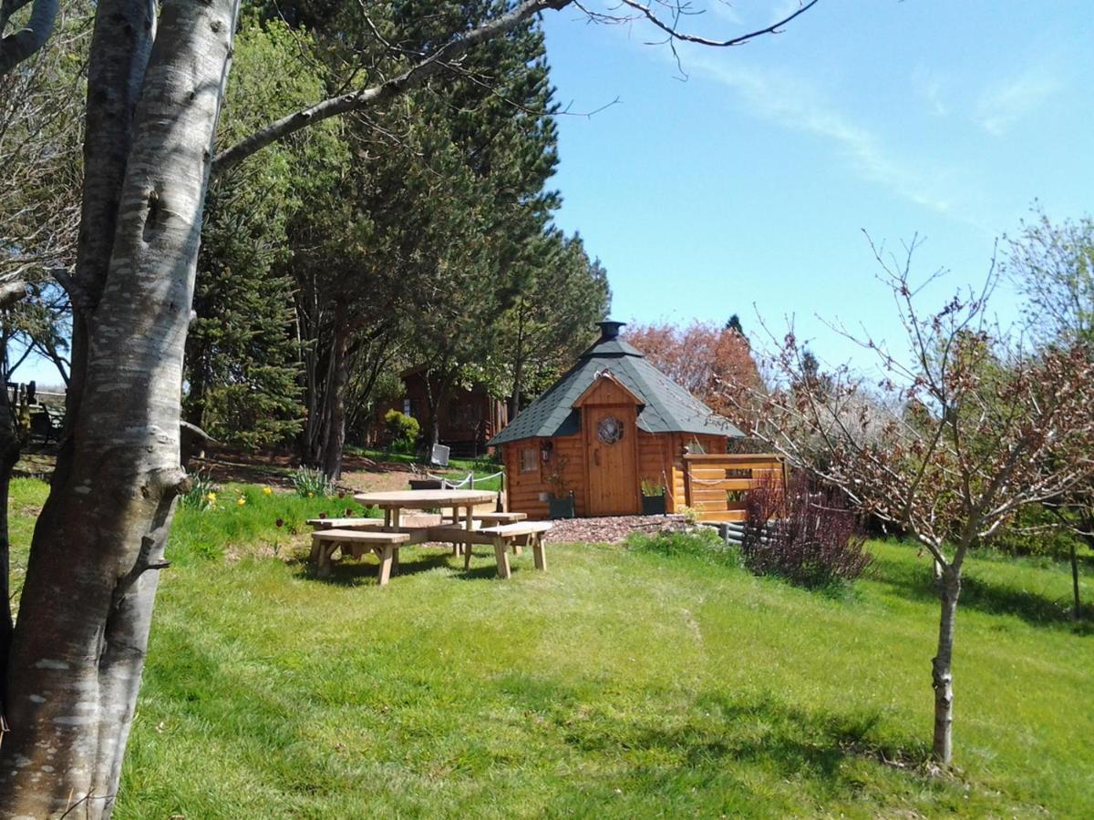 Tudor Lodge With Pool & Bbq Cabin 리스커드 외부 사진