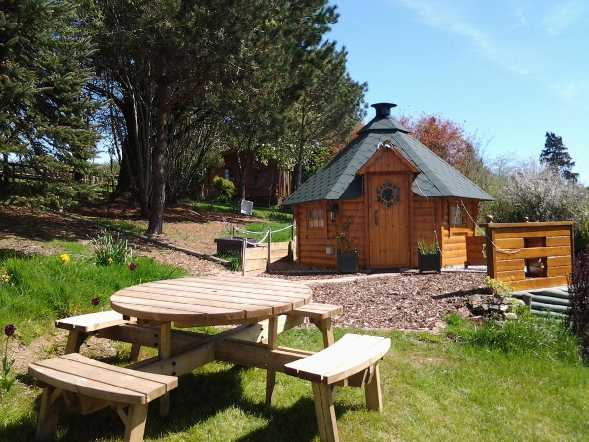 Tudor Lodge With Pool & Bbq Cabin 리스커드 외부 사진