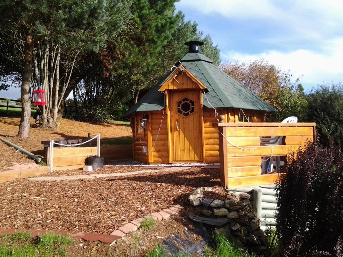 Tudor Lodge With Pool & Bbq Cabin 리스커드 외부 사진