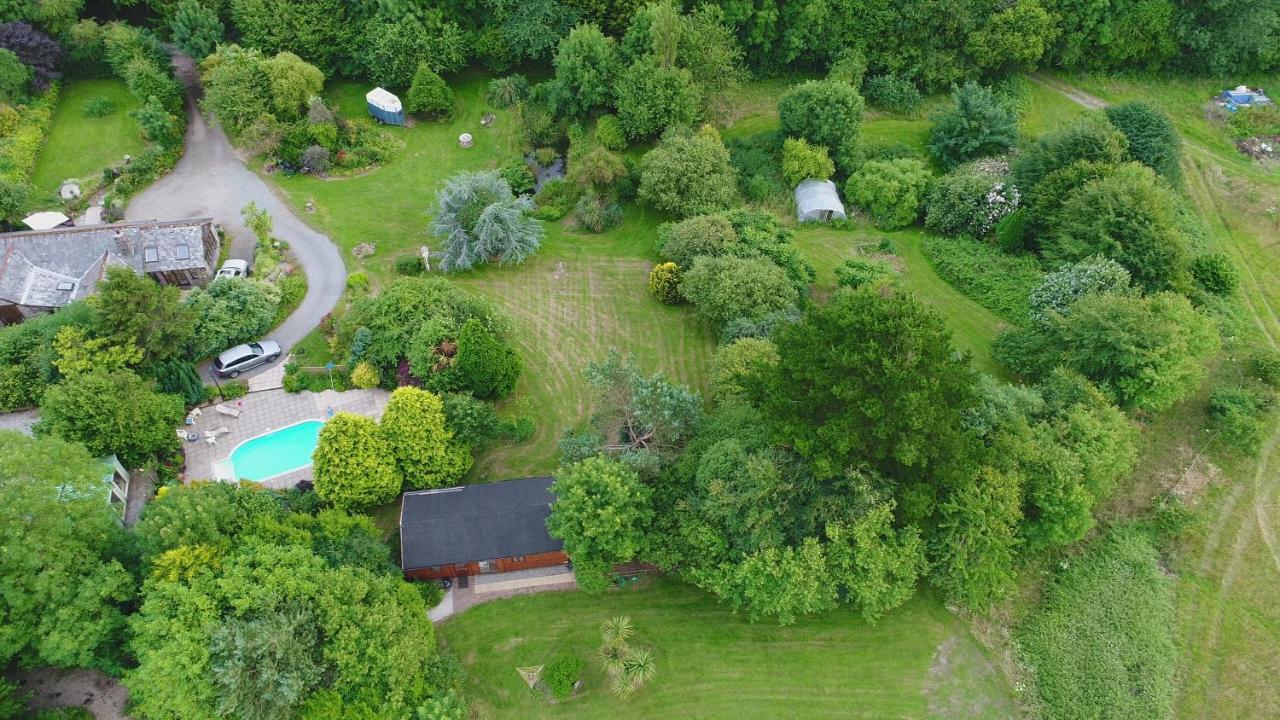 Tudor Lodge With Pool & Bbq Cabin 리스커드 외부 사진