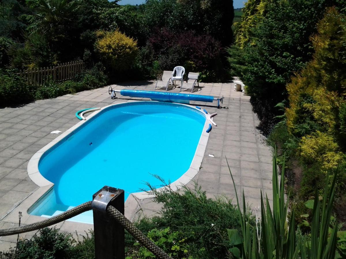 Tudor Lodge With Pool & Bbq Cabin 리스커드 외부 사진