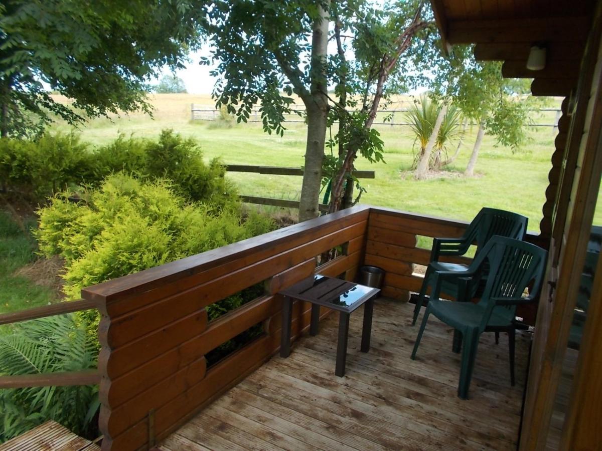 Tudor Lodge With Pool & Bbq Cabin 리스커드 외부 사진
