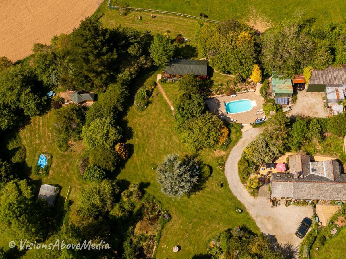 Tudor Lodge With Pool & Bbq Cabin 리스커드 외부 사진