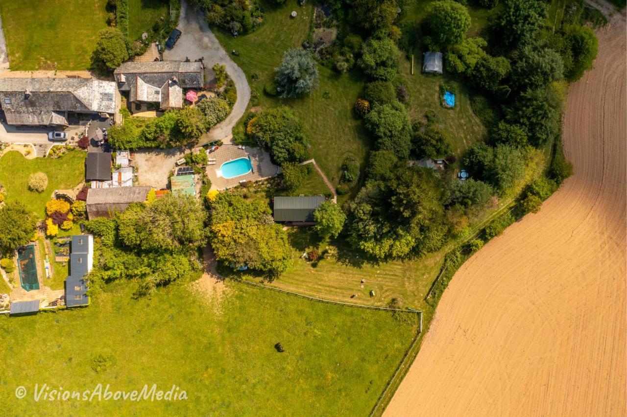 Tudor Lodge With Pool & Bbq Cabin 리스커드 외부 사진