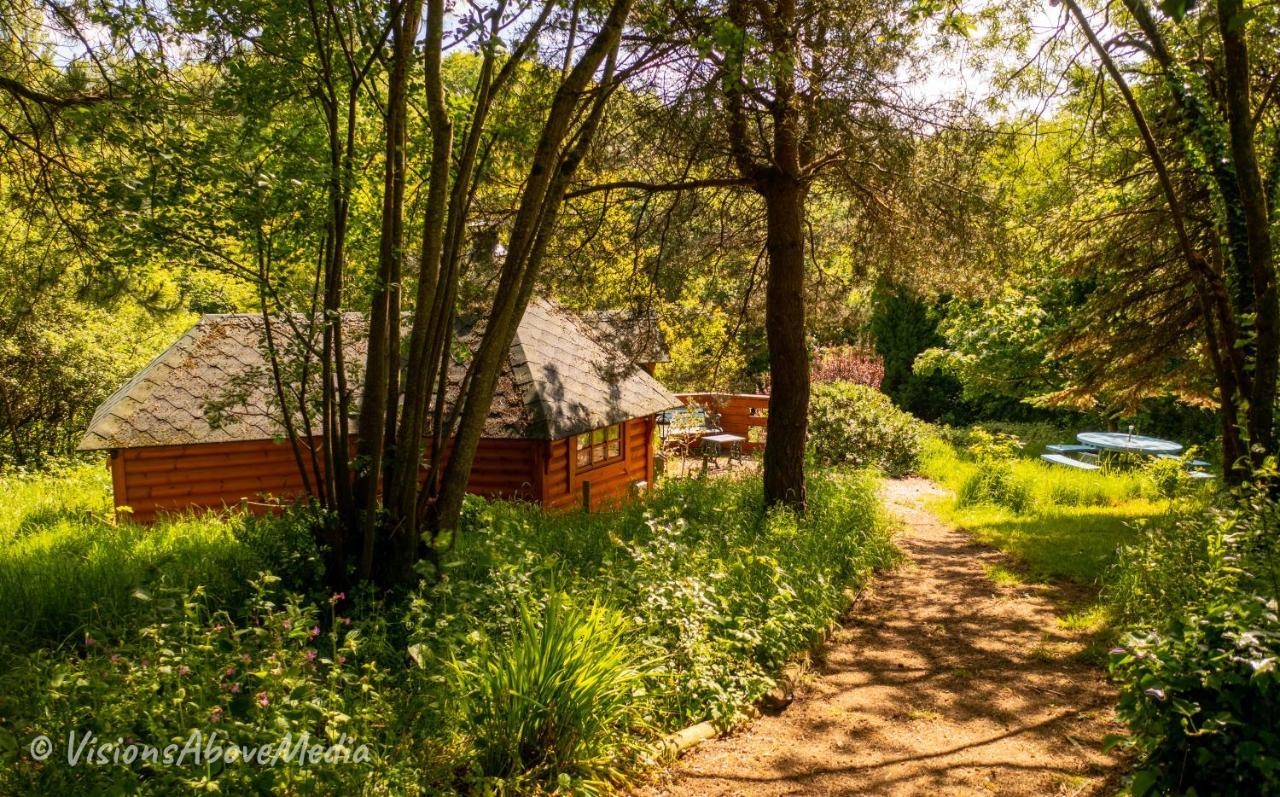 Tudor Lodge With Pool & Bbq Cabin 리스커드 외부 사진