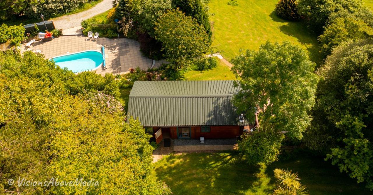 Tudor Lodge With Pool & Bbq Cabin 리스커드 외부 사진