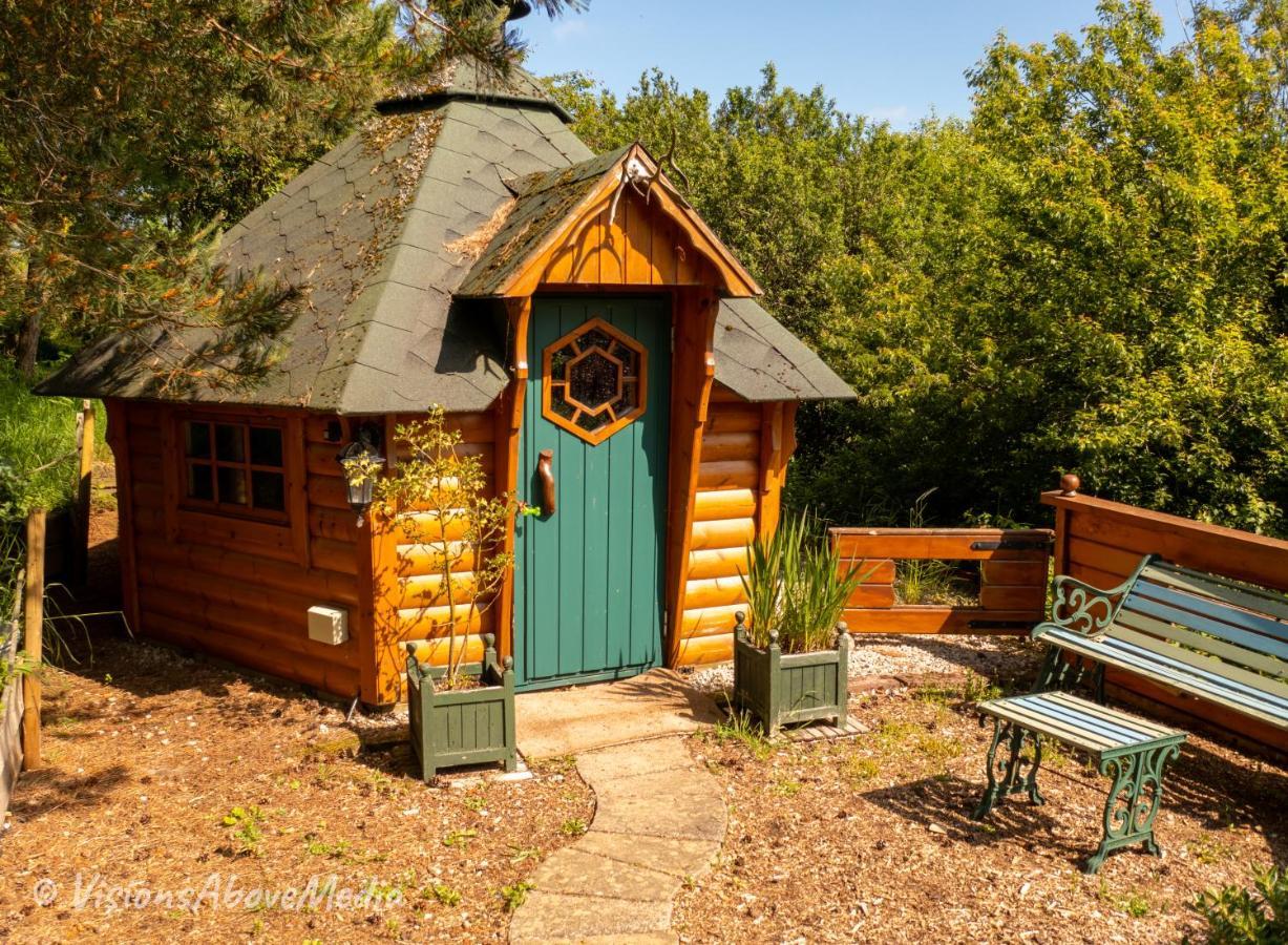 Tudor Lodge With Pool & Bbq Cabin 리스커드 외부 사진