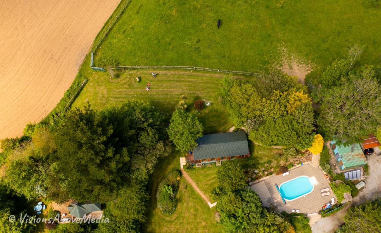 Tudor Lodge With Pool & Bbq Cabin 리스커드 외부 사진
