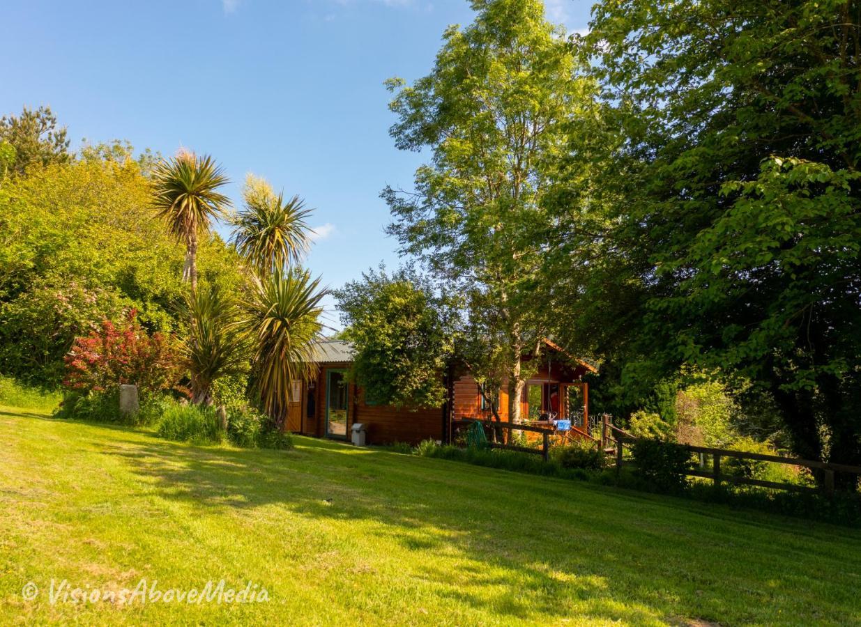 Tudor Lodge With Pool & Bbq Cabin 리스커드 외부 사진