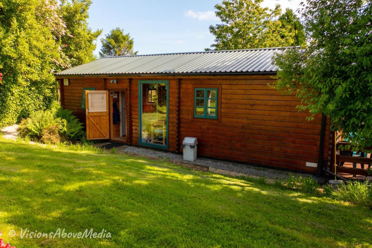 Tudor Lodge With Pool & Bbq Cabin 리스커드 외부 사진