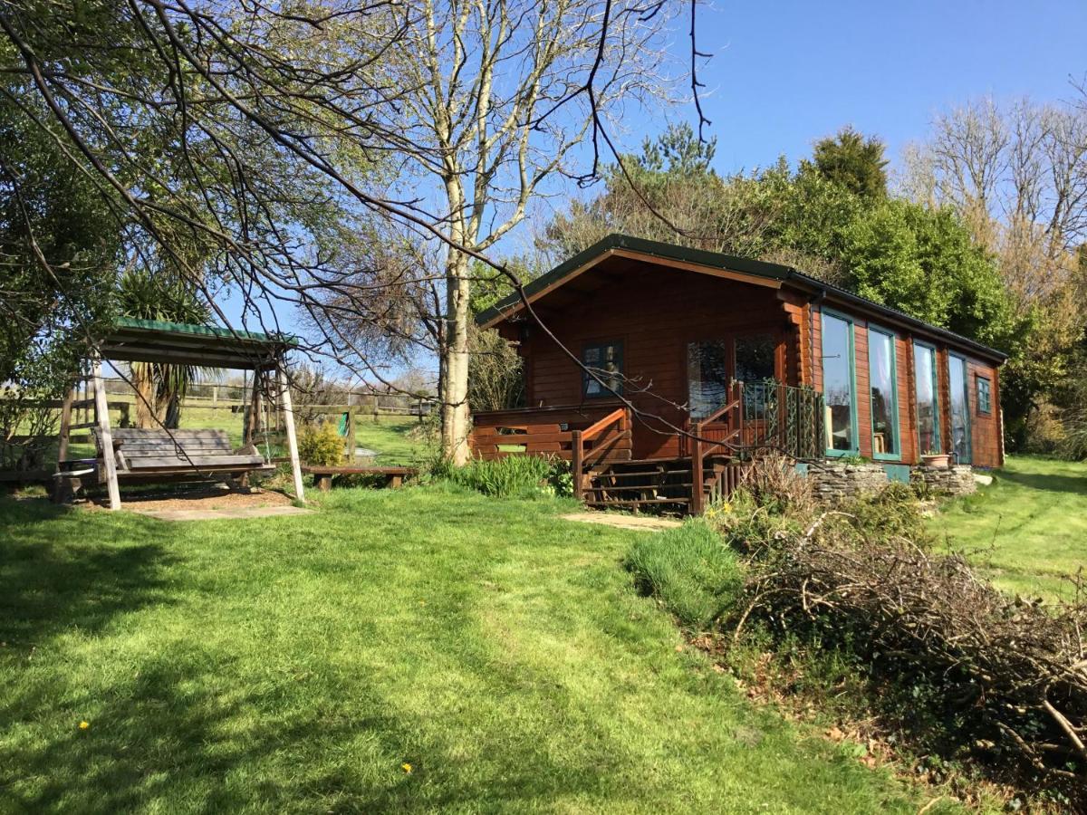 Tudor Lodge With Pool & Bbq Cabin 리스커드 외부 사진