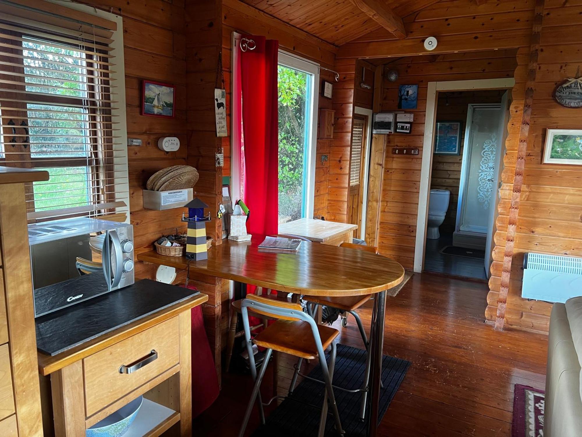 Tudor Lodge With Pool & Bbq Cabin 리스커드 외부 사진