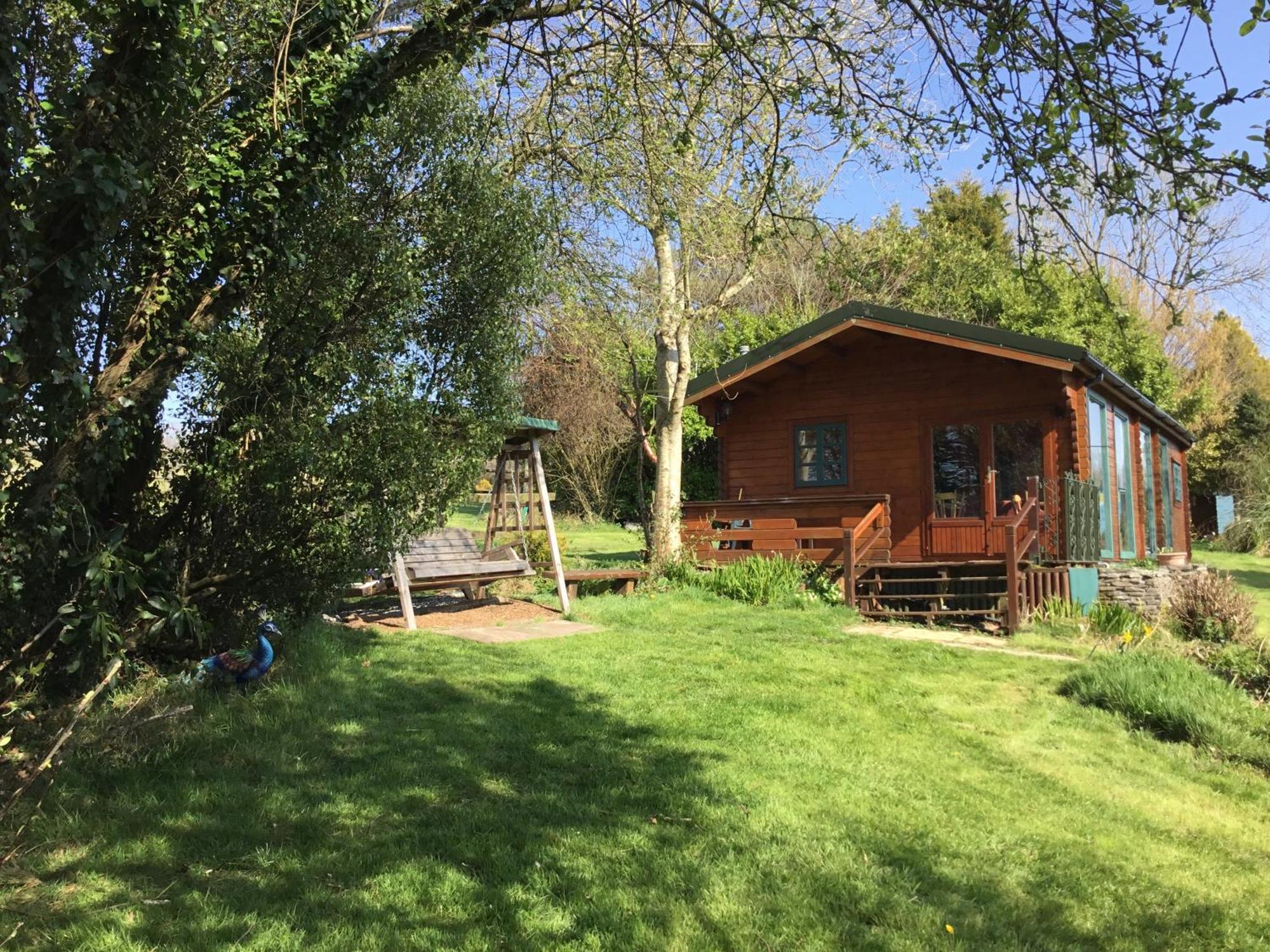Tudor Lodge With Pool & Bbq Cabin 리스커드 외부 사진